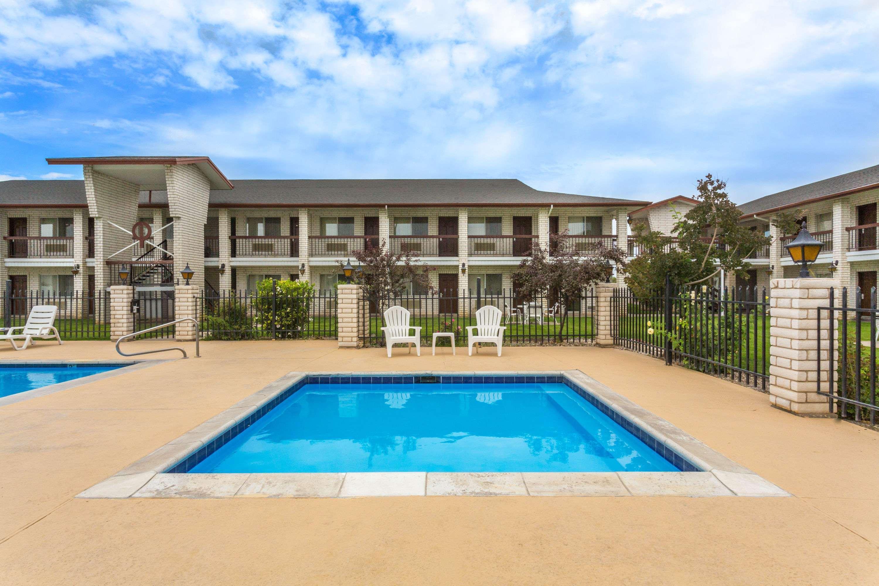 Days Inn By Wyndham Delta Exterior photo